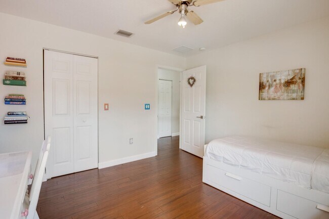 Building Photo - 10894 Bitternut Hickory Ln