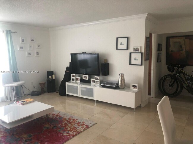 Building Photo - 9971 W Bay Harbor Dr