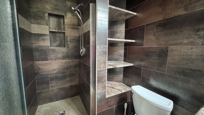 Building Photo - Unfurnished 1 Bedroom with AC and Private ...