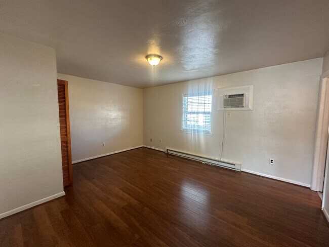 Building Photo - LittleBay1023