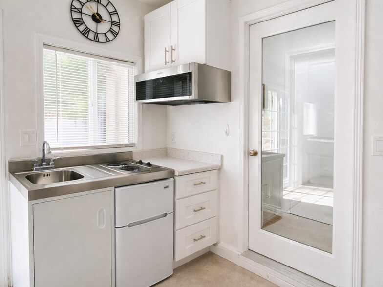 Building Photo - 2404 Chatsworth Blvd