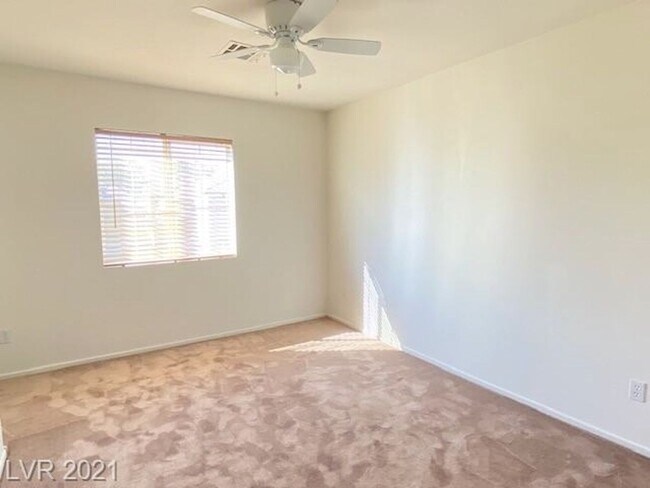 Building Photo - Gated Community! Fabulous 4 Bedrooms Plus ...