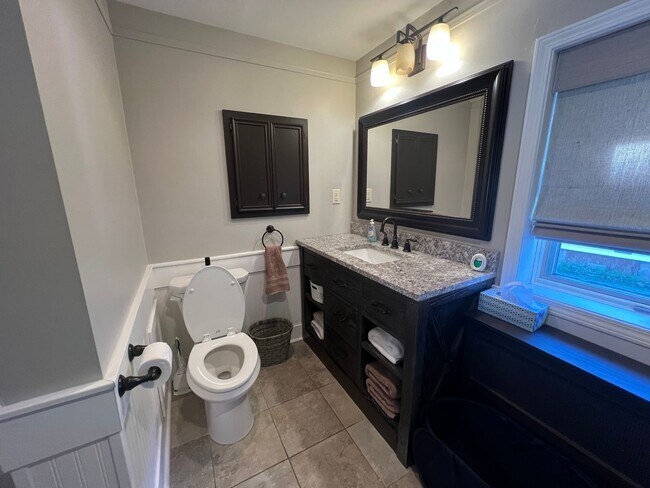 Building Photo - Cozy 4 Bedroom Home on Lakefront (Fully Furnished)
