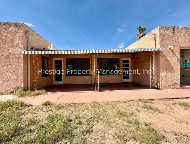 Building Photo - Spacious With Vintage Charm- 2/1 Centrally Located and Waiting For You!