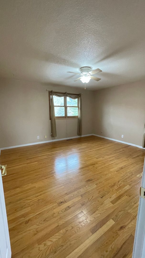 Building Photo - Spacious 4-Bedroom with Mountain Views & U...