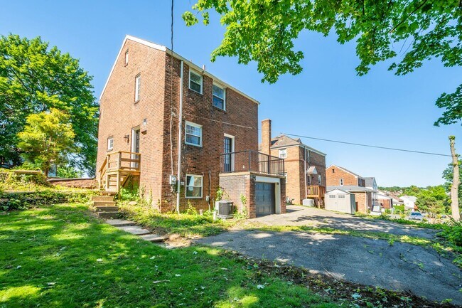 Building Photo - AVAILABLE JULY 1ST!! Don't miss this STUNNING 3 bedroom!