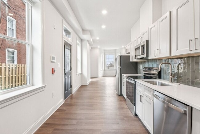 Building Photo - 472 Roxborough Ave