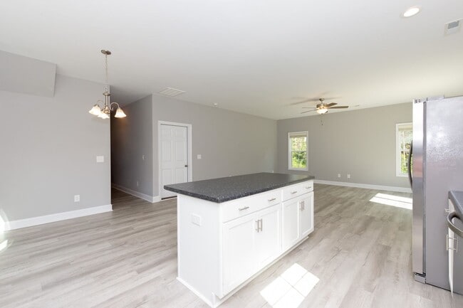 Building Photo - MOVE-IN READY