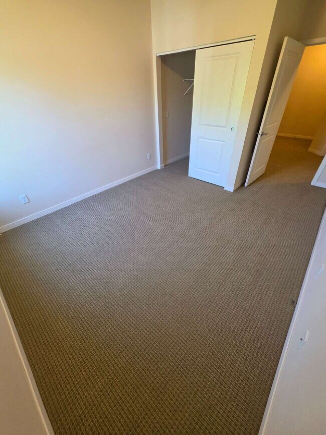 Building Photo - 2 Bedroom | 1 Bathroom 2nd Floor Apartment Available OCTOBER 1ST!