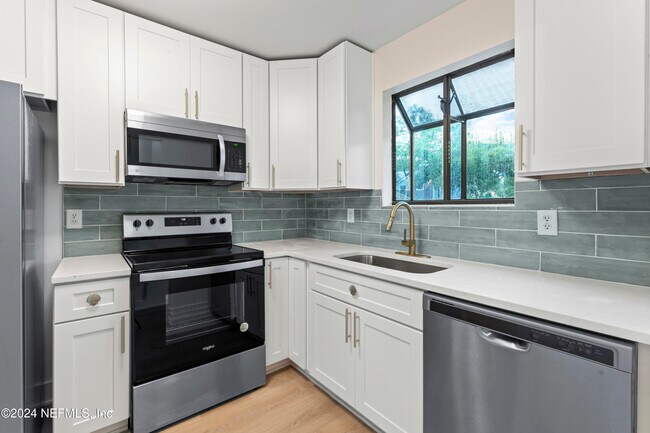 Building Photo - 798 Main St