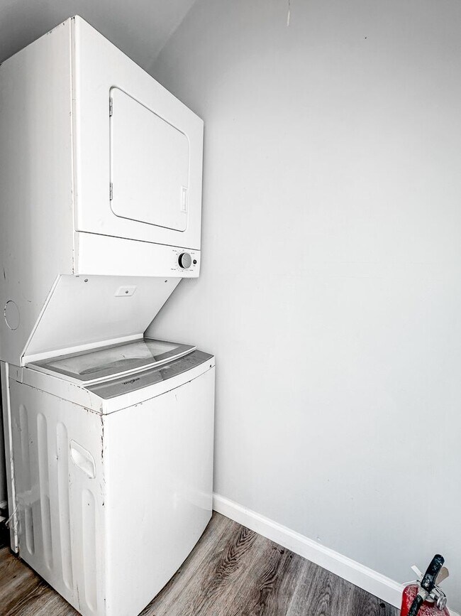 Building Photo - Renovated townhome in Great Alpharetta location