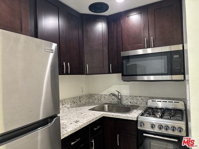 Building Photo - 2400 Vanderbilt Ln