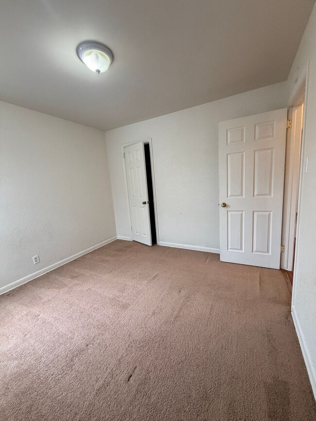 Building Photo - RENTAL 3 Bed Home w/ Garage Workshop & Fenced Yard