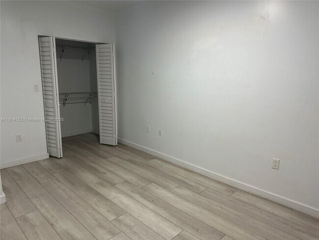 Building Photo - 900 SW 43rd Ave