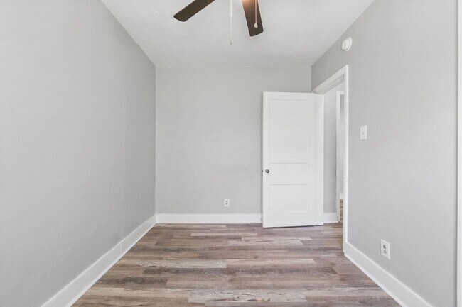 Building Photo - Move-In Special Available! Newly Renovated...