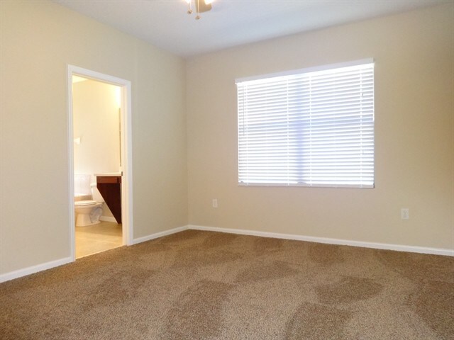 Building Photo - 560 Loxley Ct