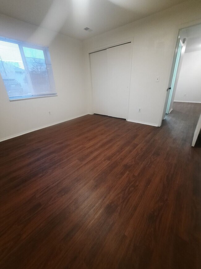 Building Photo - 1 bedroom apartment, walking distance to D...