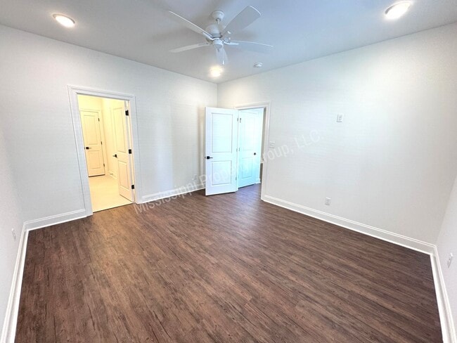 Building Photo - 3BR/3.5BA Stand Alone House in South Grove