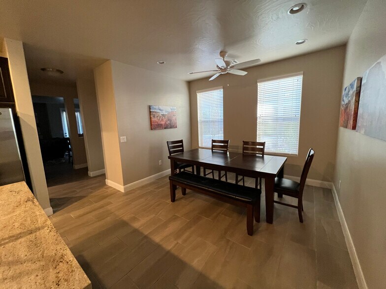 Building Photo - 1911 E Fiesta Ln