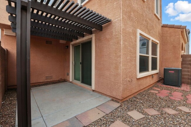 Building Photo - 2240 S Buckaroo Trail