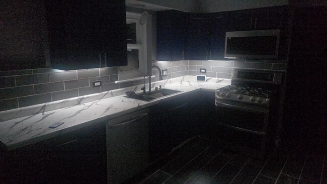 Building Photo - 10624 Mayfield Ave