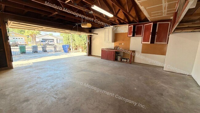 Building Photo - 4 bed/2 Bath - Available now