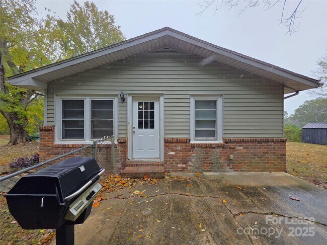 Building Photo - 92 Lawndale Ave SE