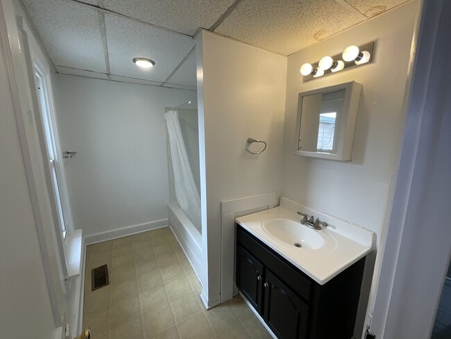 Building Photo - 724 Glen Pl