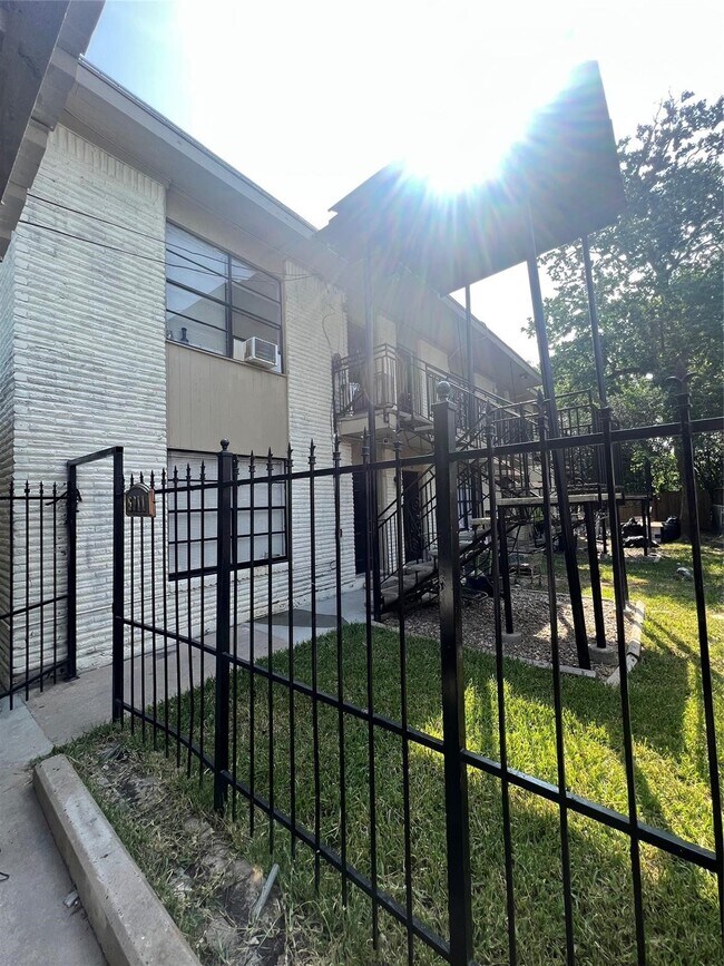 Building Photo - 5911 Grace Ln