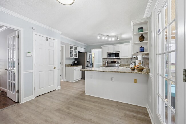 Building Photo - Three-Bedroom Home with Pool in Garner