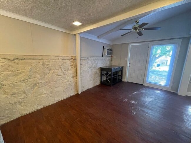 Building Photo - Cozy 1 Bedroom 1 Bath Downstairs Unit Read...