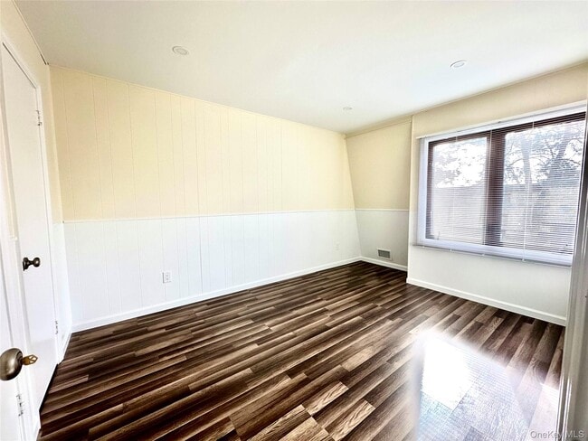 Building Photo - 2 Heritage Dr