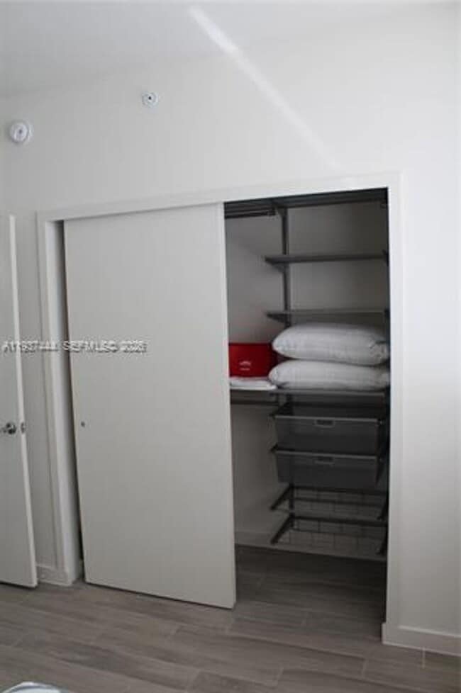 Building Photo - 999 SW 1st Ave