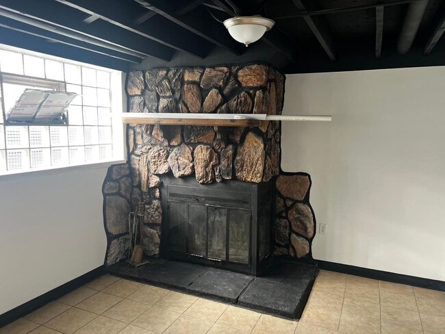 Building Photo - 717 E Clarendon Dr