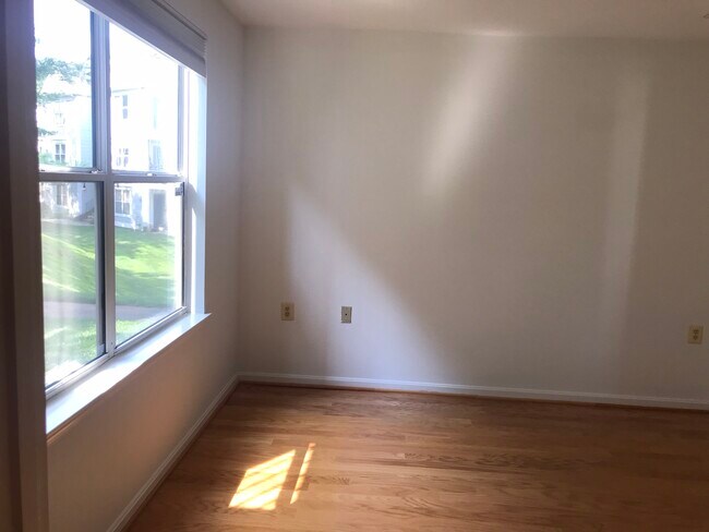 Building Photo - 10018 Vanderbilt Cir