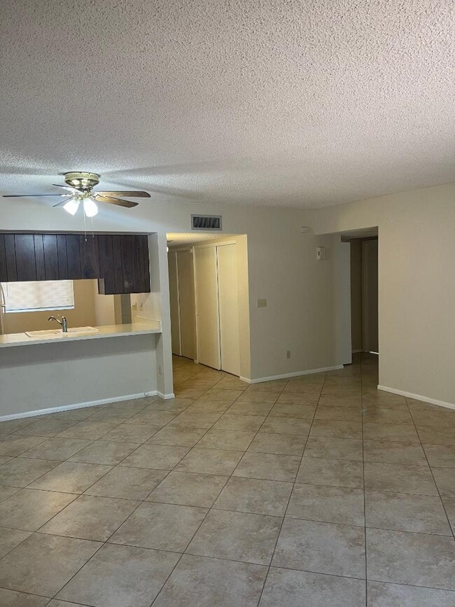 Building Photo - 897 S Pantano Pkwy
