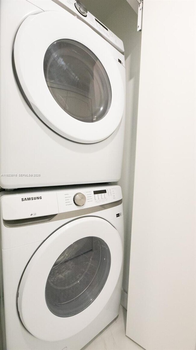 Building Photo - 700 NE 24th St