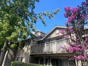 Building Photo - Extremely Well Maintained Upstairs 1/1 Condo Near Light Rail Now Available!
