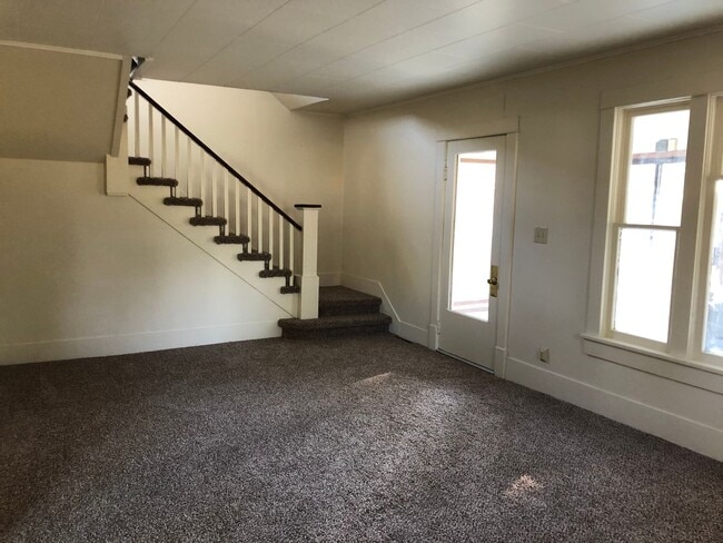 Building Photo - Adorable 3bed/1.5bath Home Close to School...