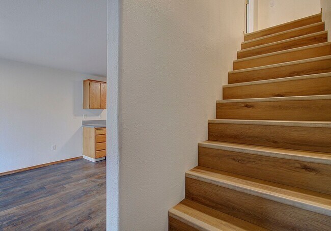 Building Photo - Spacious 3bd 2.5ba Unit in 4Plex - Avail. Now!