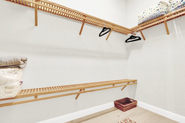 Building Photo - 528 Les Jardin Dr