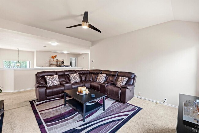 Building Photo - 525 Golden Creek Dr
