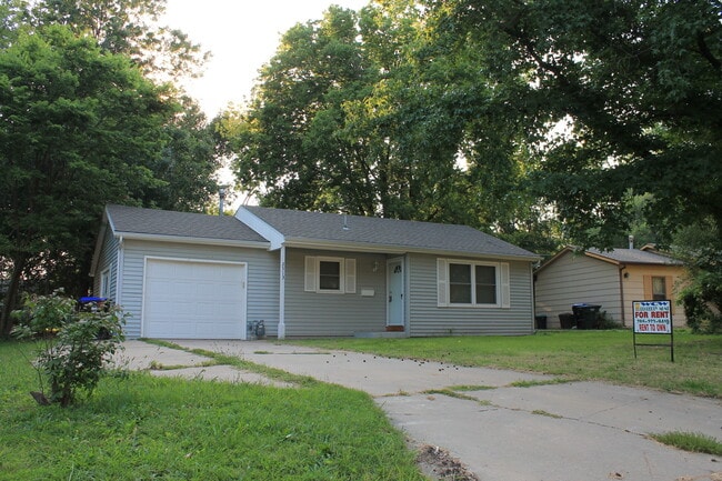 Primary Photo - Nice 2 bedroom home with Large backyard! C...