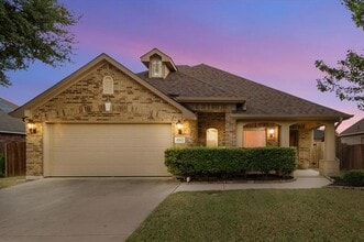 Building Photo - 4802 Oakview Dr