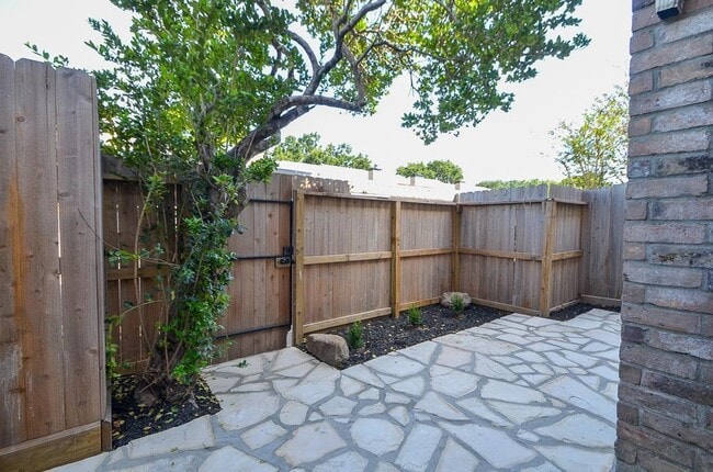 Building Photo - 10264 Briar Forest Dr