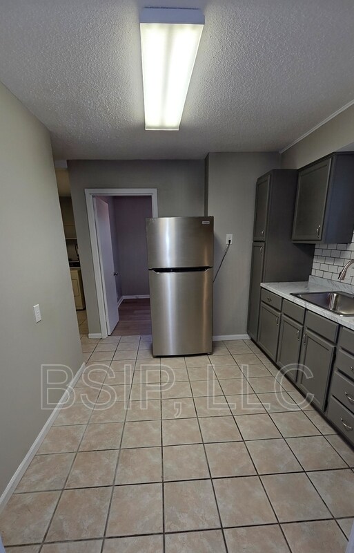 Building Photo - 1141 NE Chester Ave