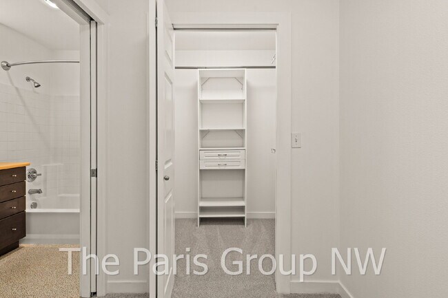 Building Photo - 1 MO FREE - Fab CapHill Condo * Ideal Location! Tons of Amenities! Fresh Paint & New Flooring! Ne...