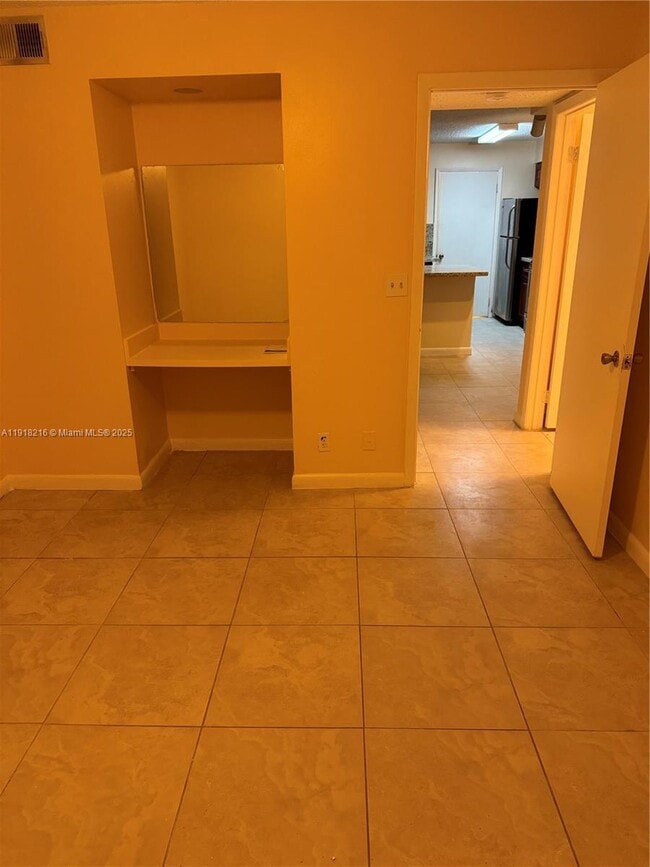 Building Photo - 9999 Summerbreeze Dr