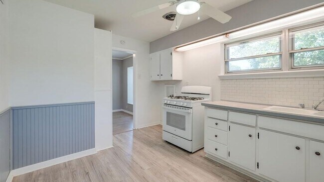 Building Photo - 2442 Oates Dr