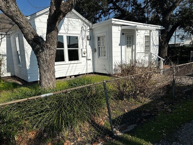 Building Photo - 14742 Hempstead Rd